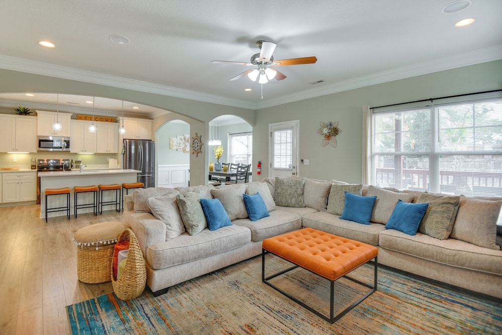 2 Blks to Beach! Family Home w/ Hot Tub in Norfolk