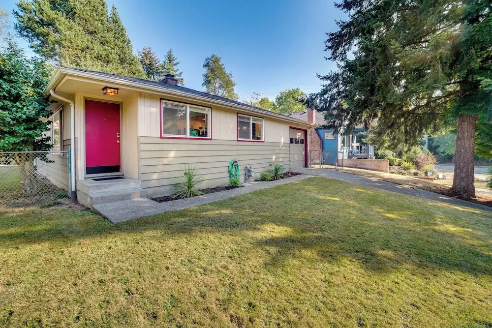 Hot Tub, 5 Mi to Lumen Field! Newly Updated Home