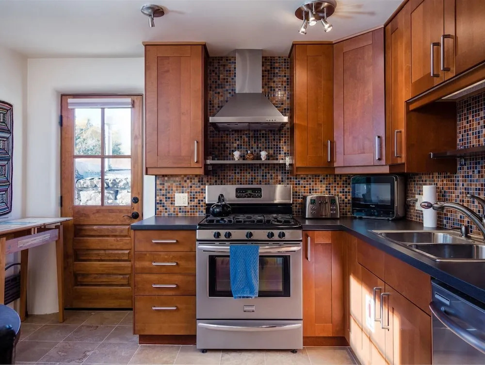 Casa Contenta - Charming East Side Family Home With Hot Tub, Walk to Canyon Rd