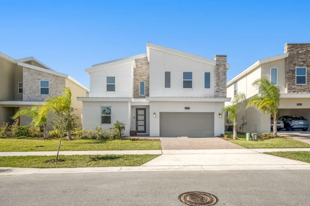 Wonderful home with private pool game and movie rooms near Disney