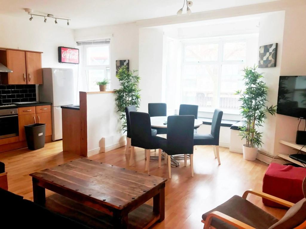 1 Fitzhamon Embankment APARTMENTS opposite Principality Stadium - LONG STAY OFFER