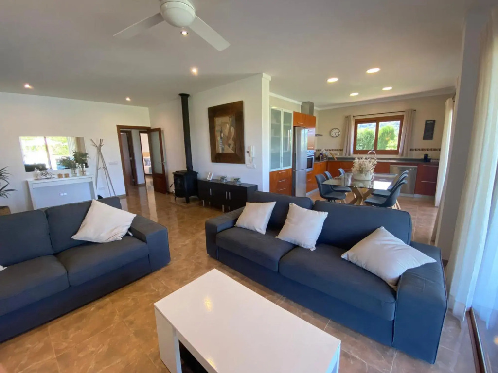 CAN BIEL Pool, garden,BBQ, free wifi, ping pong for 6