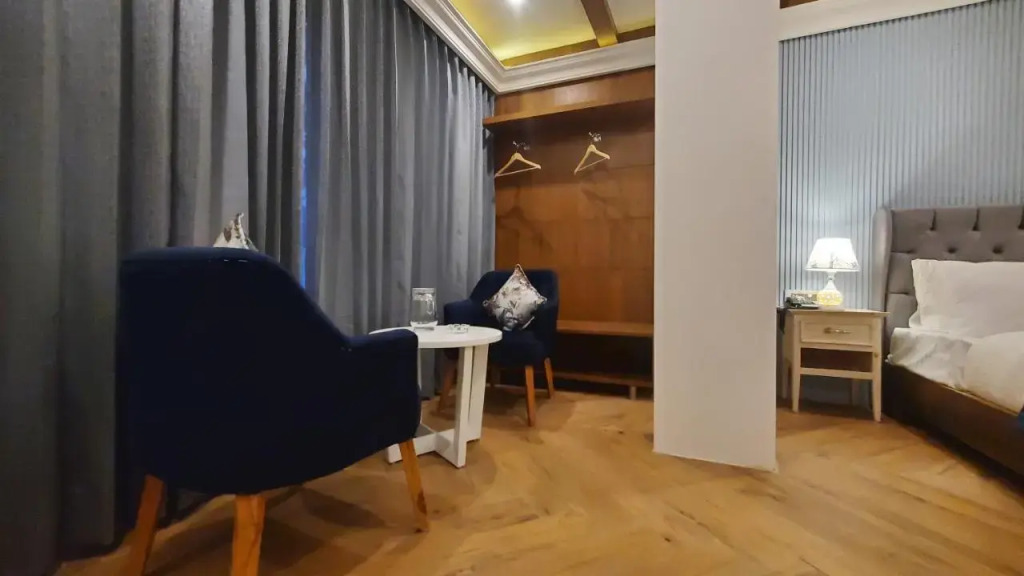 Hotel Sapling Mussoorie - 500 Mtr from Picture Palace Mall Road
