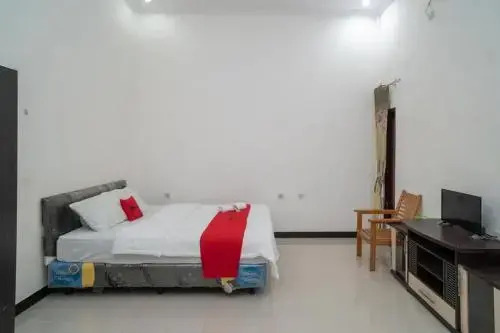 Reddoorz Plus Near Syamsudin Noor Airport