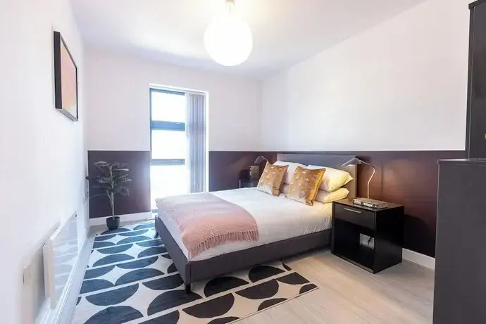 Pristine 1 and 2 bedroom apartments near business district, walking distance to city centre, free internet & complimentary parking by Sojo Stay