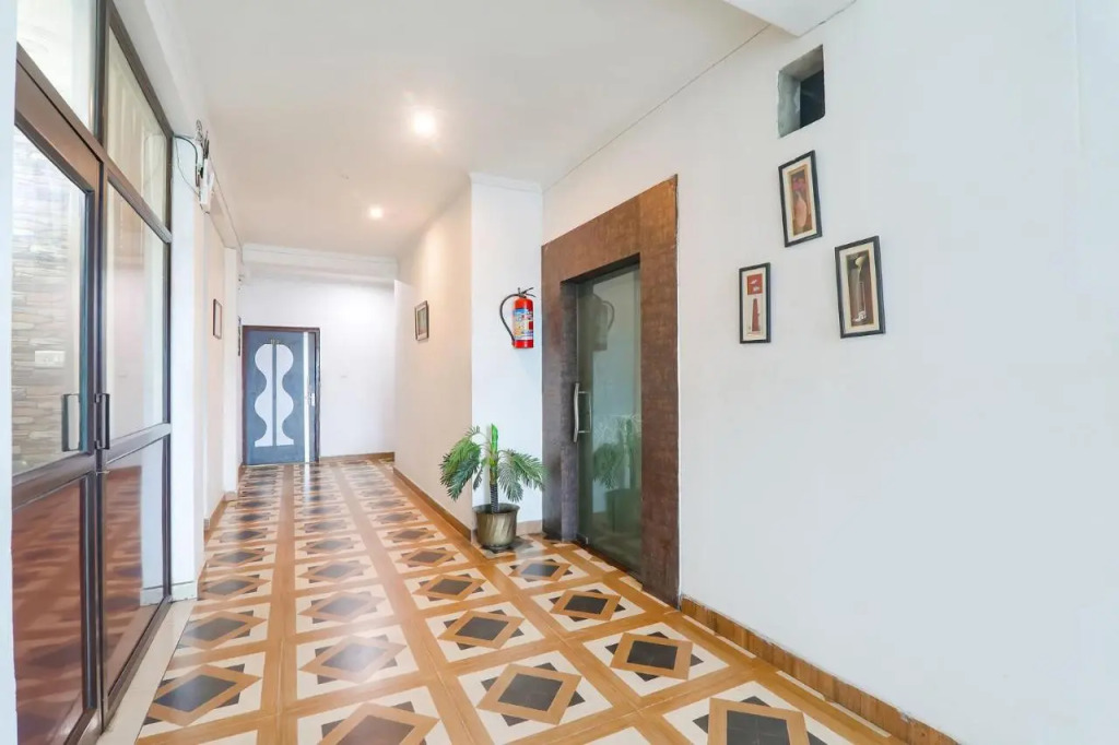 OYO 4998 Sara Residency