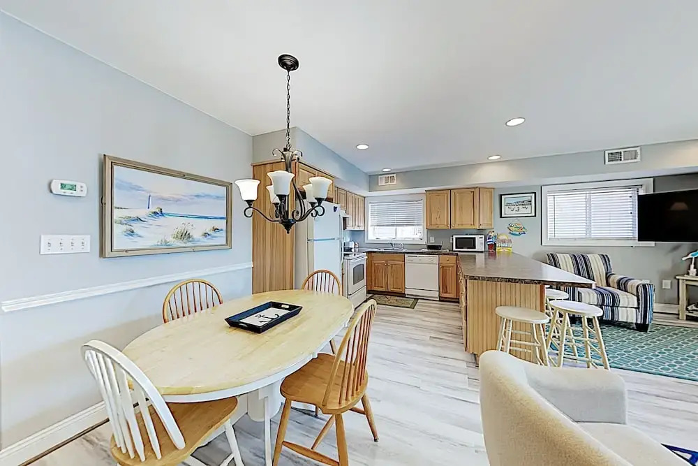 New Listing! Chic Nautical Getaway 300 To Beach 3 Bedroom Condo