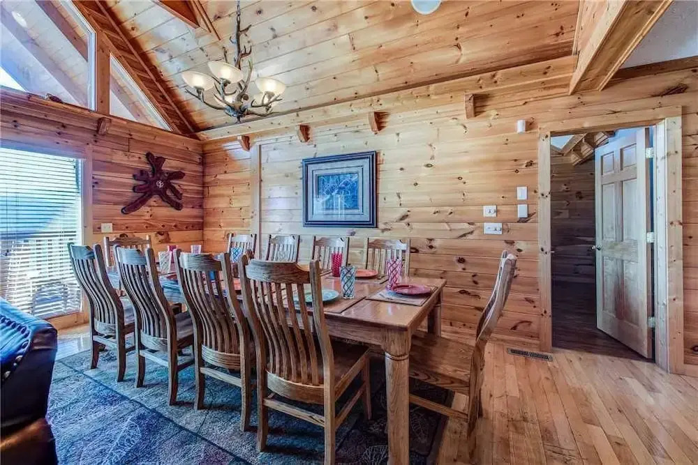 Majestic Point Lodge 5 Bedroom Mountain View Home with Hot Tub