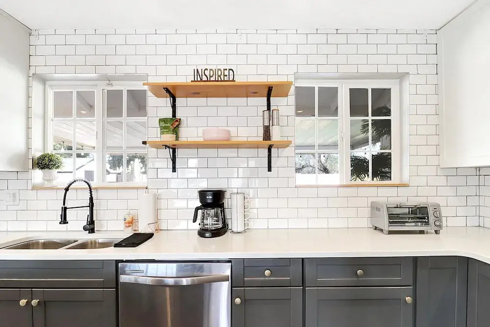 Karen in Phoenix With 4 Bedrooms and 2 Bathrooms
