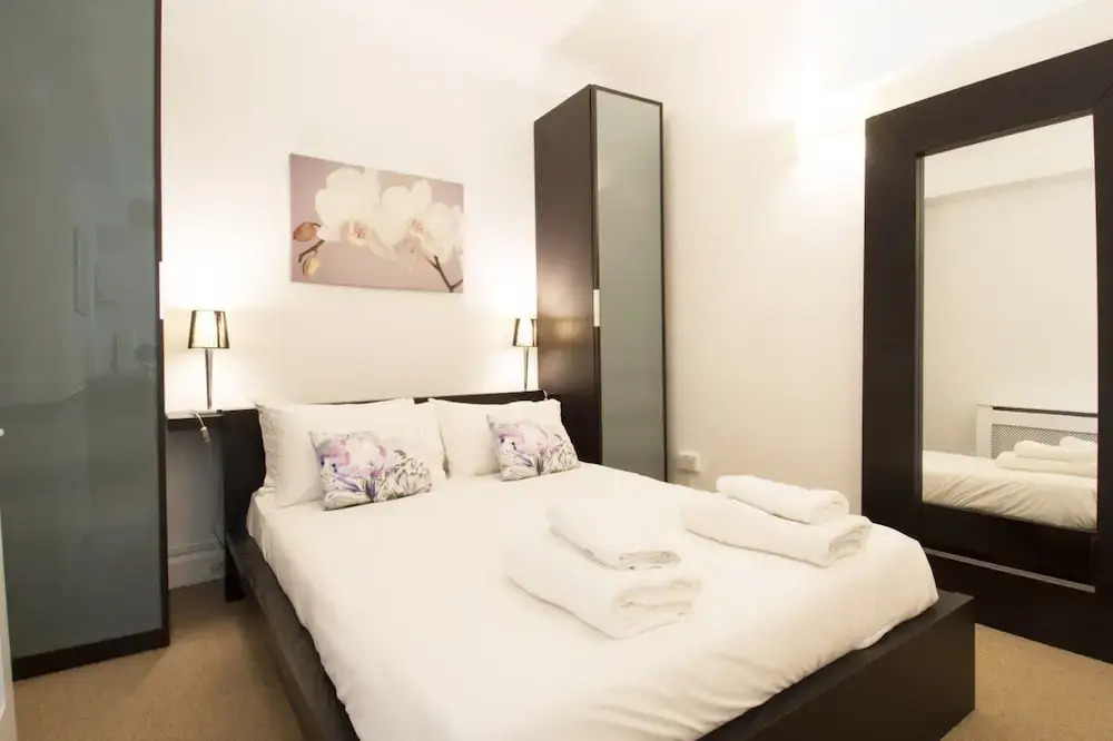 1 Bedroom Flat In Vibrant Earls Court