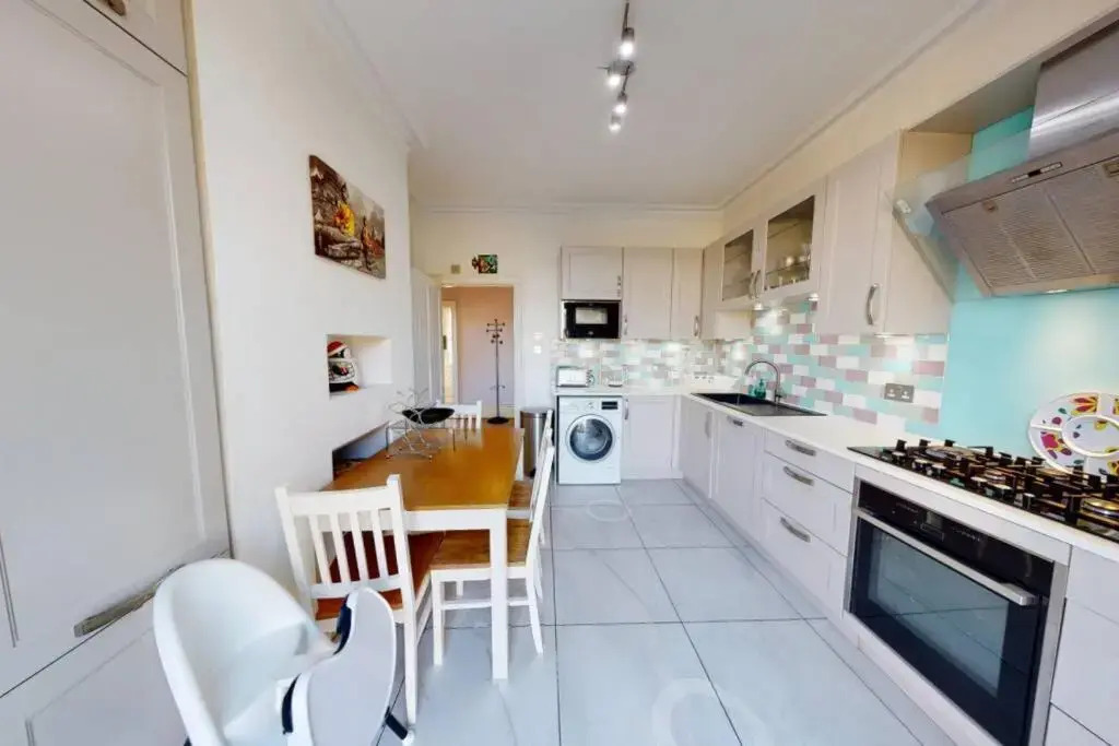 Superb 4 bed flat wgarden - 1 min to Queen's Park