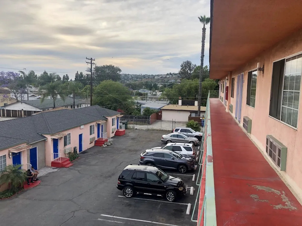 La PETITE ROUGE MOTEL