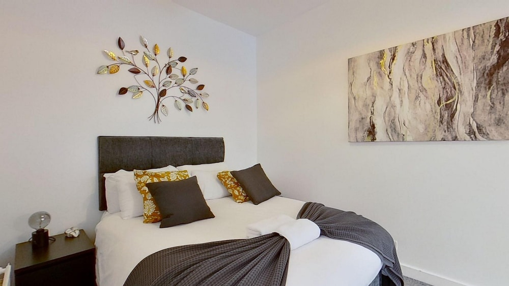 Charming 2 Bed Apt with Netflix & Wi-Fi