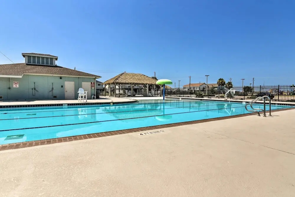 1 Mi to Shore: Bright Jamaica Beach Getaway!