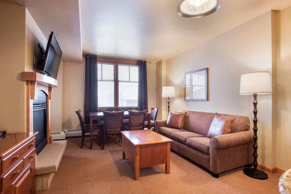 Zephyr Mountain Ski-In Ski-Out Condo