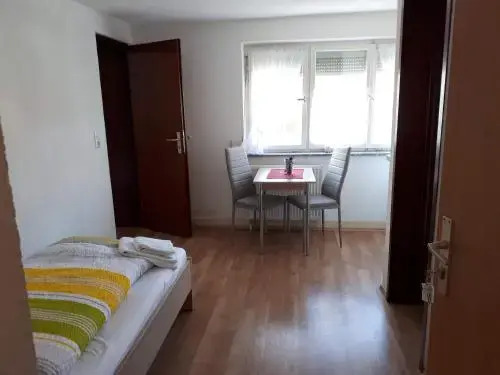 Gästehaus Apartments B & B27 und Pension Waldhorn