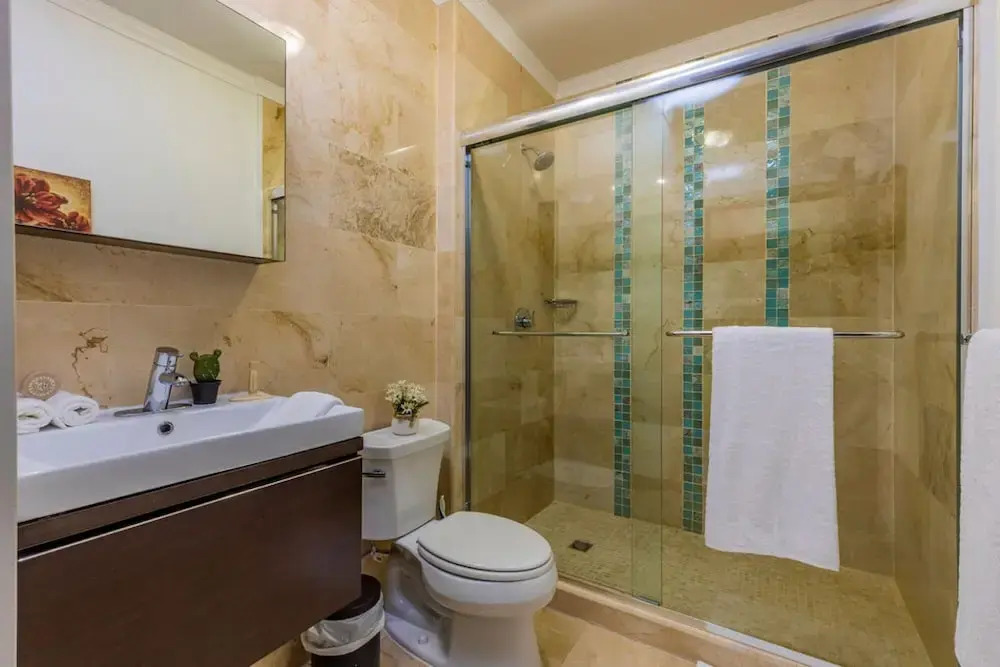 Beautiful 2BR Condo w Great Amenities Palmbeach