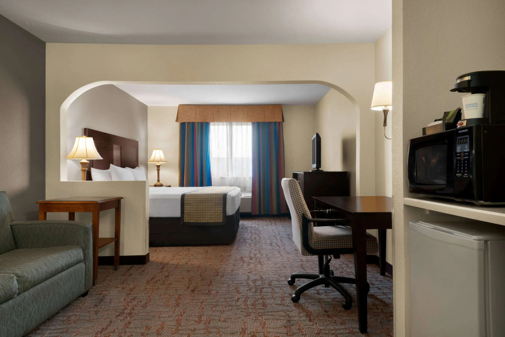 Baymont by Wyndham Belleville Airport Area Free Airport Shuttle
