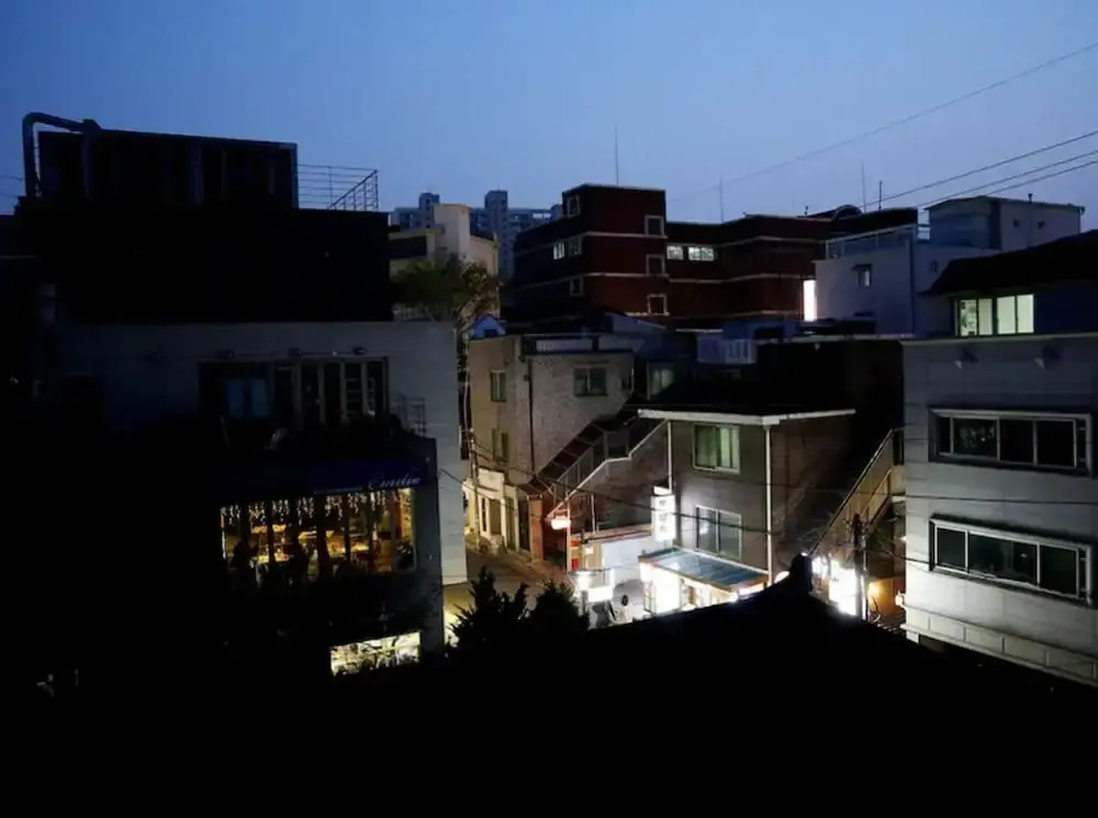 1sec from Hongdae SUB, Reliable room, wifi&Netflix