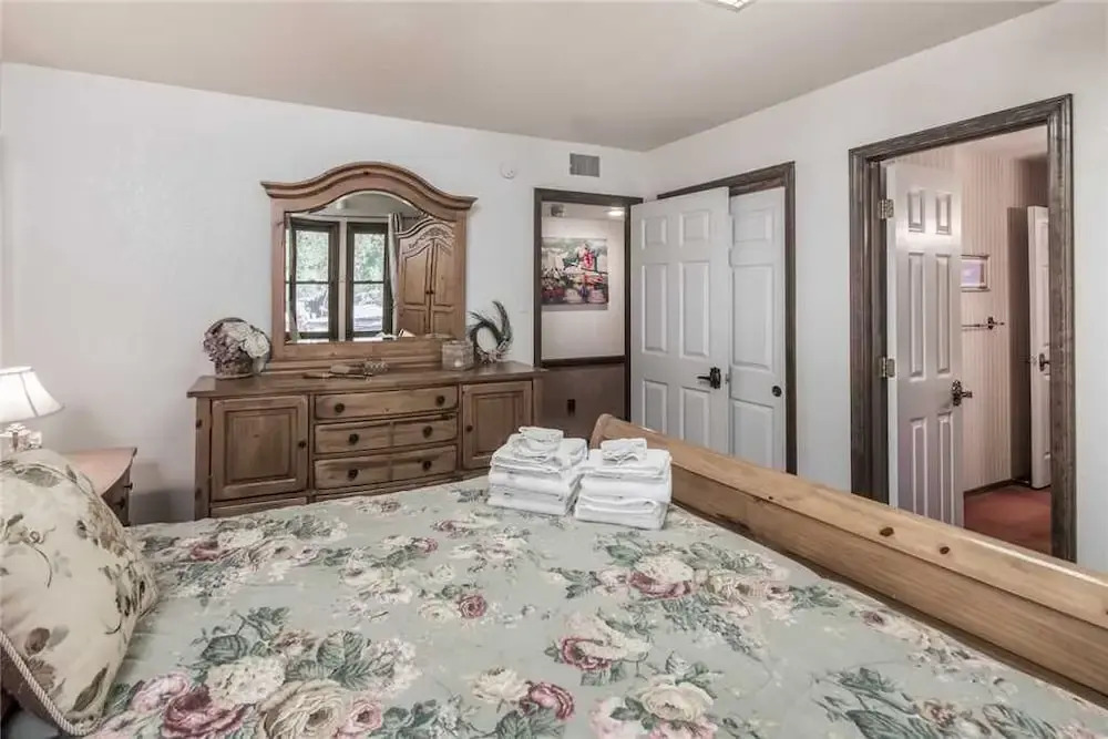 Harper Haus - Four Bedroom Cabin with Hot Tub