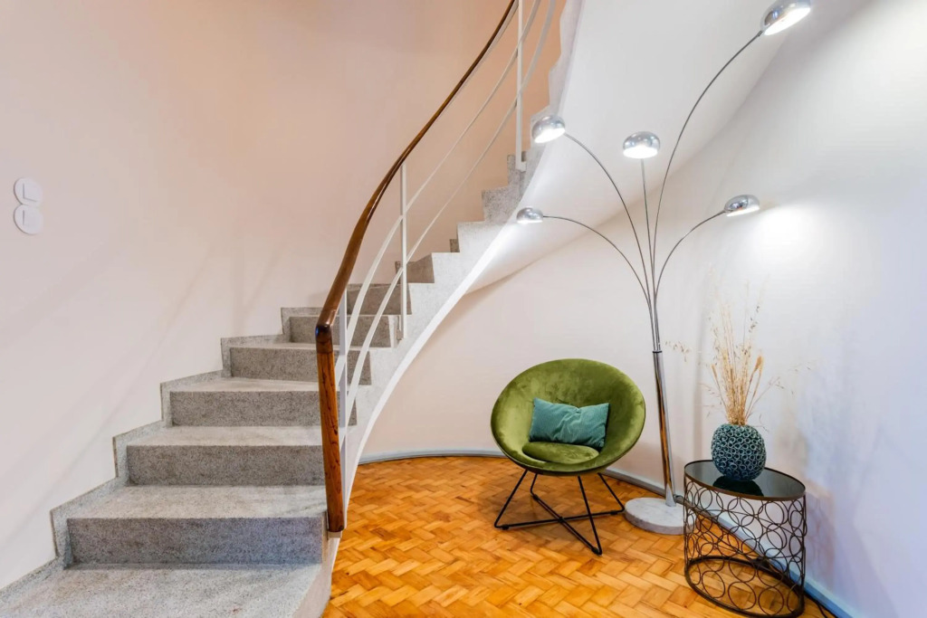 UNIQUE Modernist Duplex apartment & PARKING