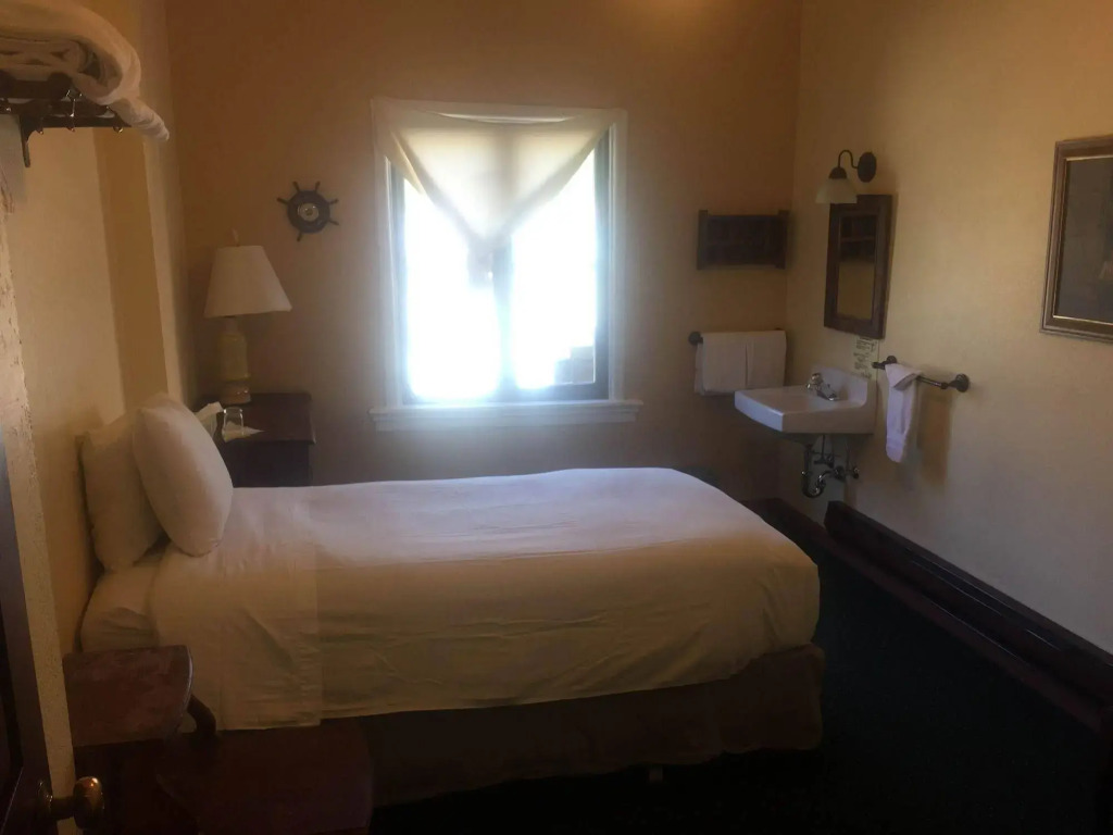 College Inn Hotel