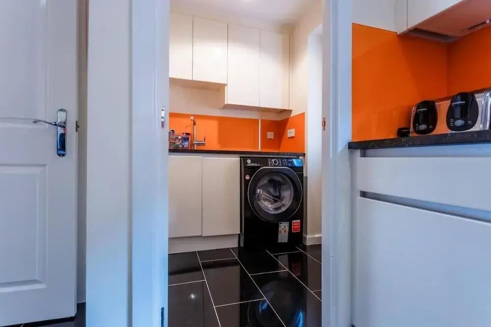 10 Guests - 5 Bedrooms - Free Parking - Lux House