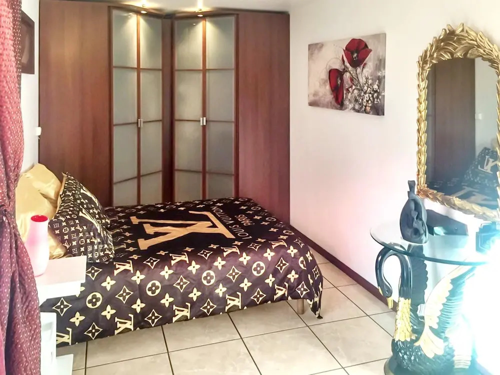 Studio in Tremblay-en-france, With Enclosed Garden and Wifi