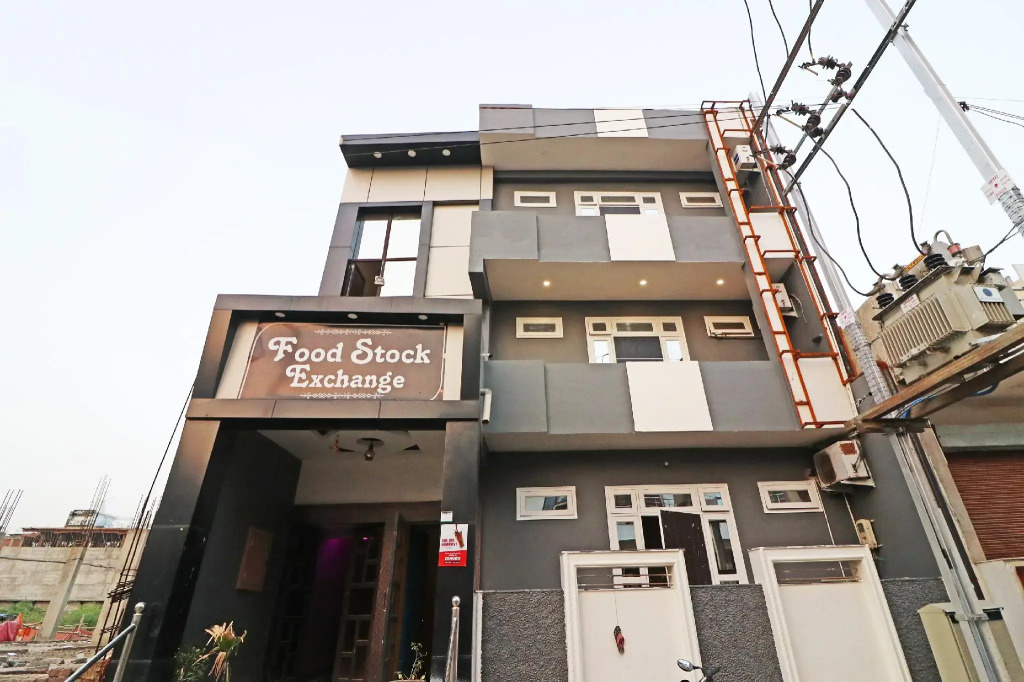 OYO 29423 03 Townhouse Inn