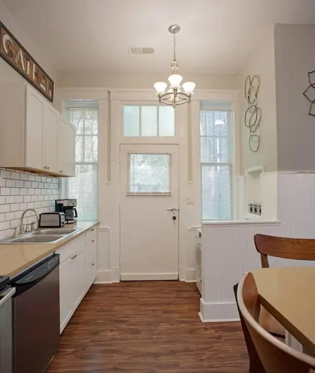 101 E Waldburg - Cozy Cottage Just Off of Forsyth Park