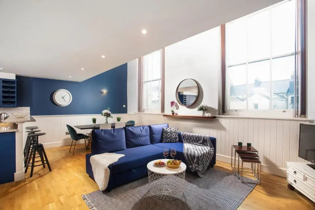 Duplex Central Plymouth Apartment - Private Parking - Sleeps 6 - By Habita Property