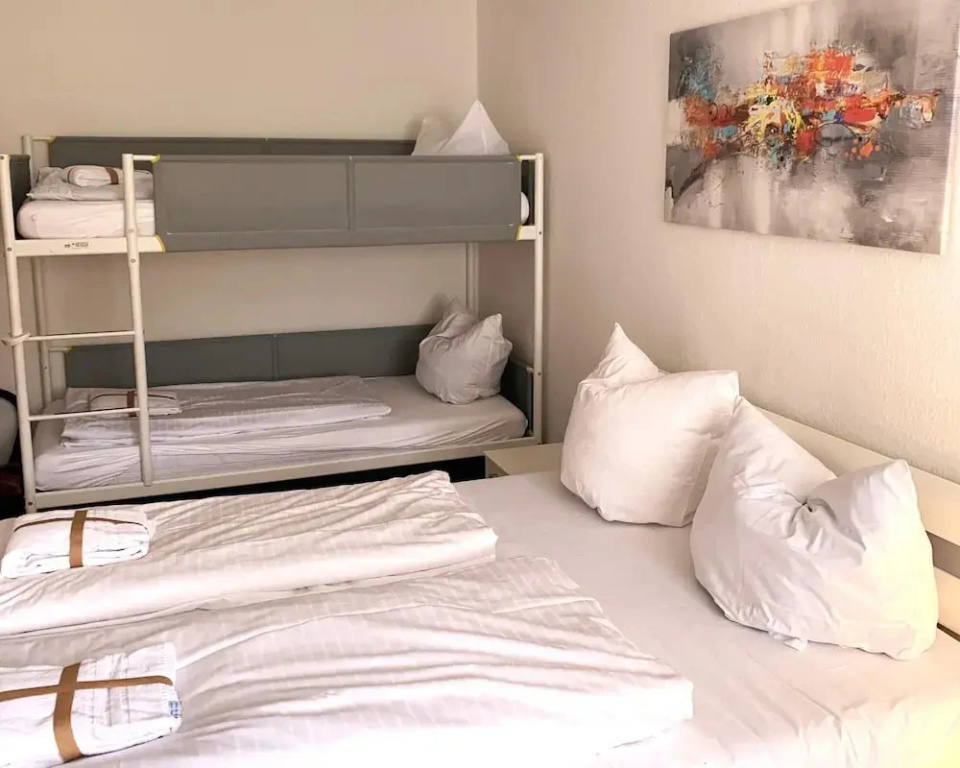 Spacious Flat Near Hiking Trails