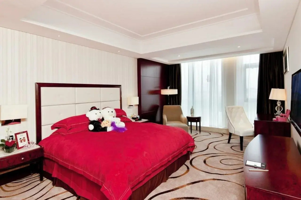 White Horse Lake Jianguo Hotel