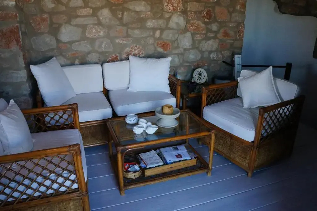 2-bedroom stone house, pool, 10min walk to beach