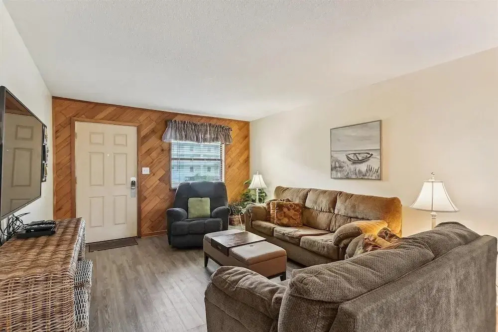 Venus 219 - 2nd Floor 1 BR on Okaloosa Island with easy beach access by RedAwning