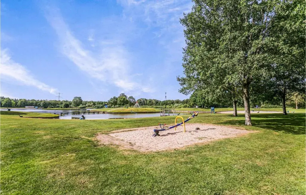 Three-Bedroom Holiday Home In Hoge Hexel