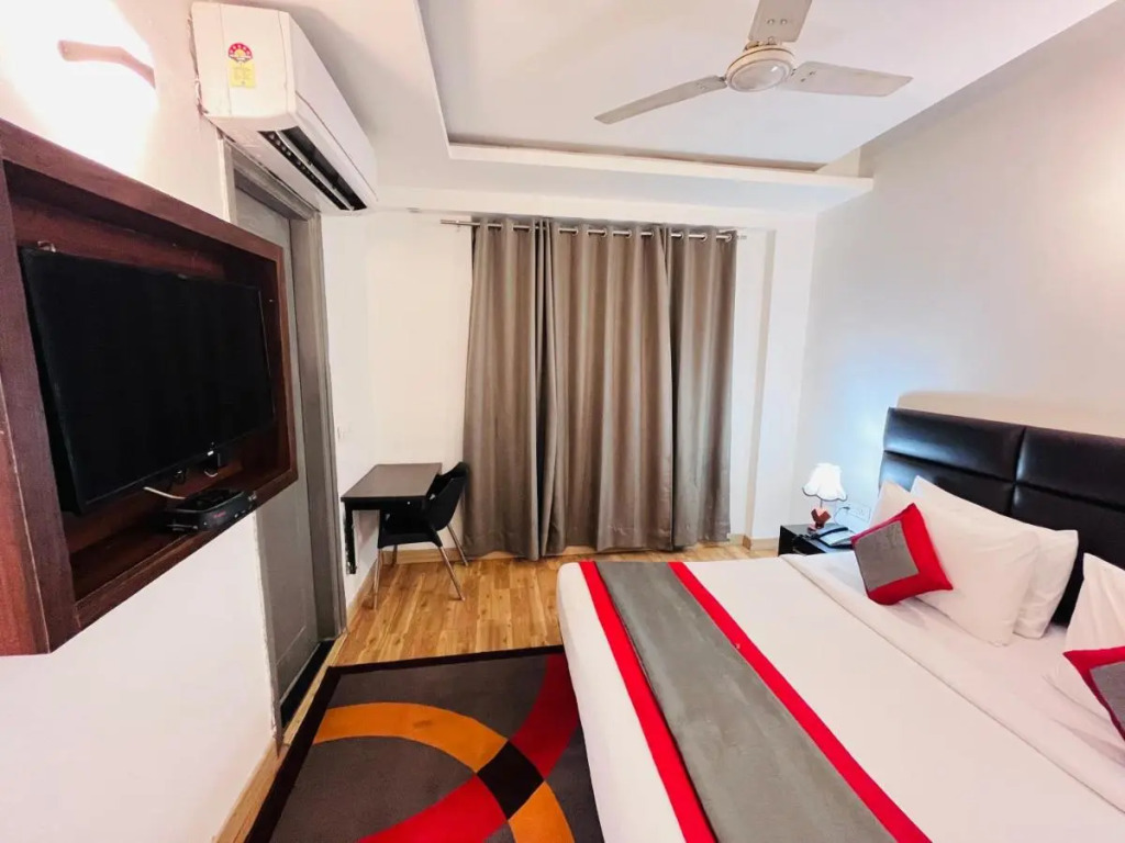Qotel Hotel AT Residency Kaushambi