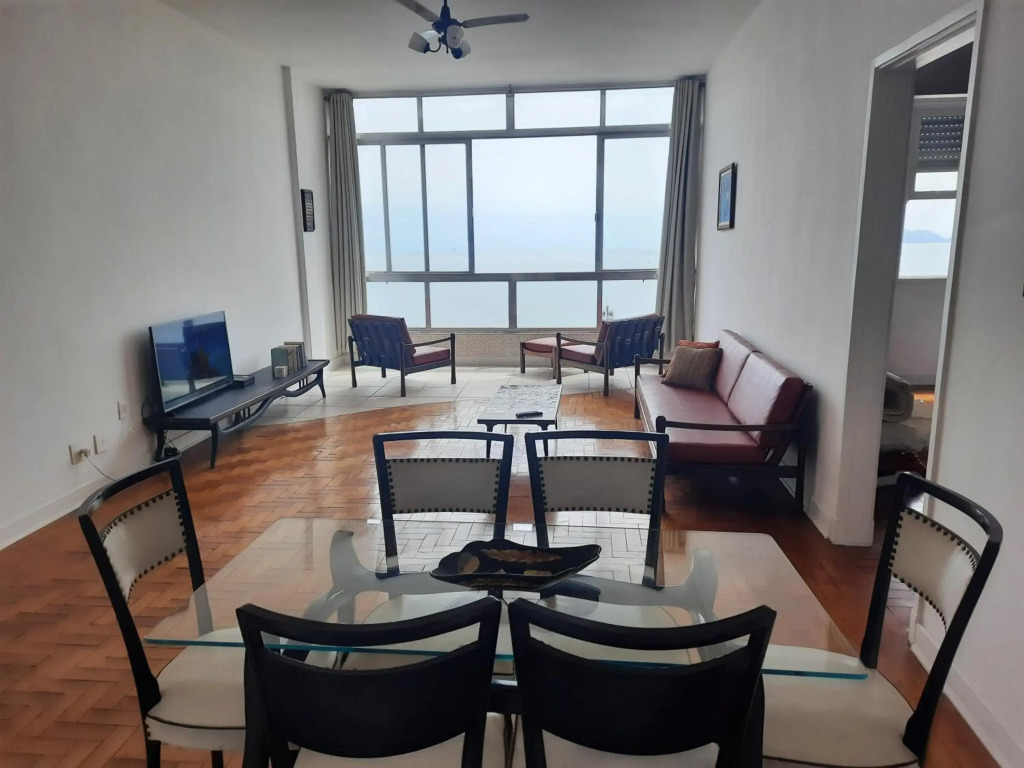 Apartamento amplo e charmoso, frente ao mar.
