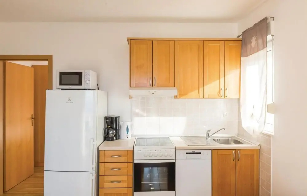 Beautiful Home in Makarska With Wifi and 2 Bedrooms