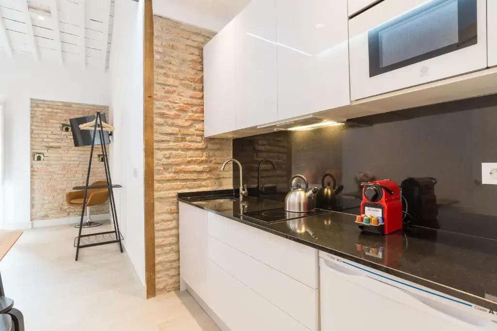 TE2A-El Teatro Brick Wall Suite Prime Location