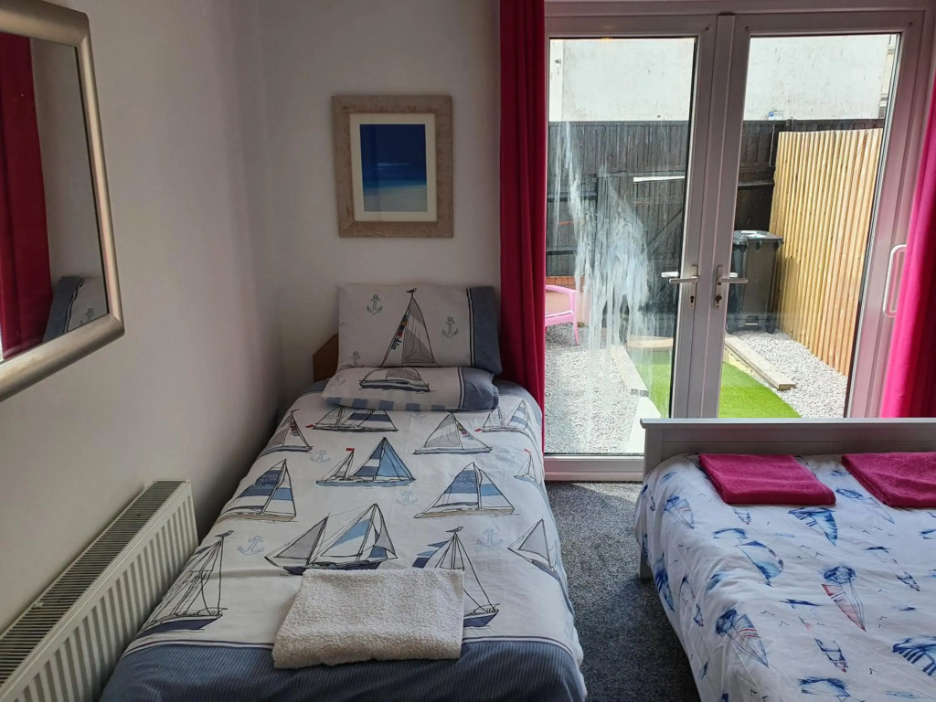 SINGER HOUSE , IDEAL FOR LARGE FAMILYS & GRANDPARENTS ,LARGE GROUND FLOOR FLATS ,2 PRIVATE GARDENS ,2 BATHROOMS ,1 KITCHEN ,2 SEPERATE ENTRANCES ,interlocking doors between the flats ,3 double beds ,3 single beds , in front of PAIGNTON PIER , 3 CAR SPACES
