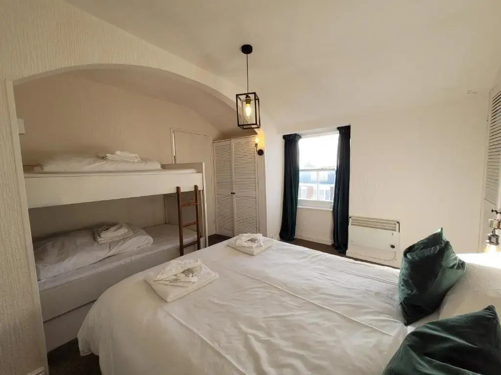 Sea view Penthouse flat 6 with fast WiFi and Free PARKING