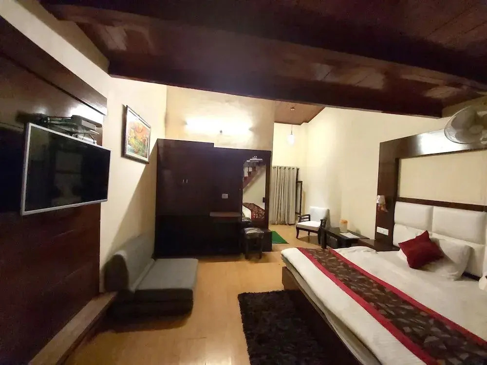Goroomgo Moon Nainital