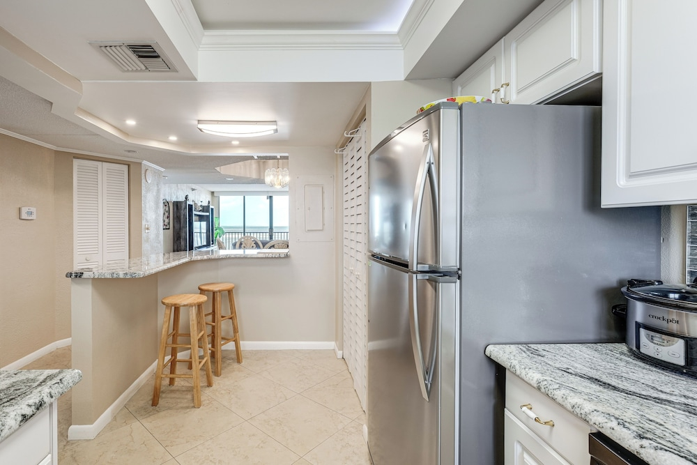 Walk to Sand Key! 11th-floor Clearwater Beach Gem