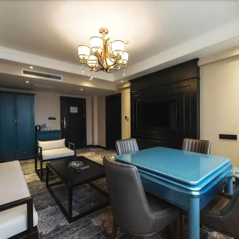 Guiyang Seven Garden - Spring Hotel (Fountain Metro Station Taiping Road Netflix Street Shop)