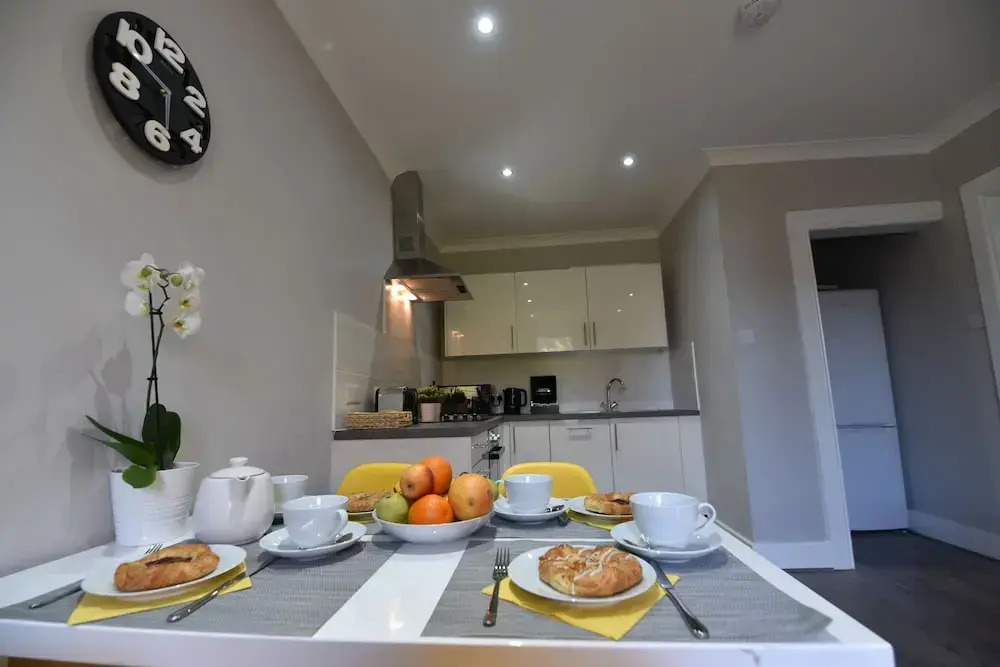 First - Meadowbank House Apartment