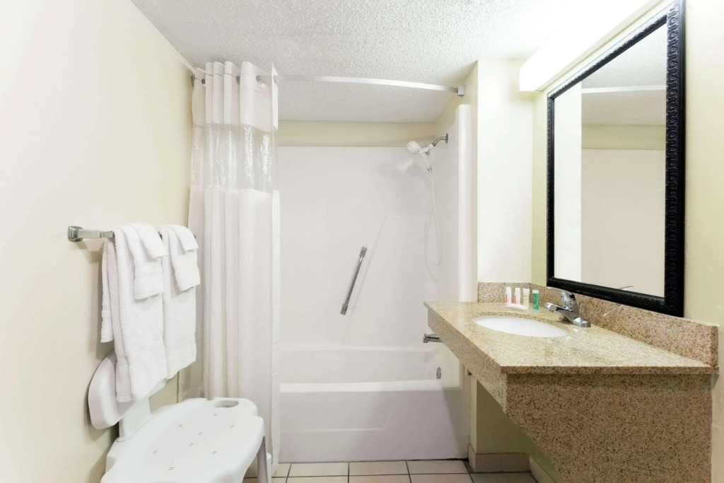 Howard Johnson Express Inn - Tallahassee