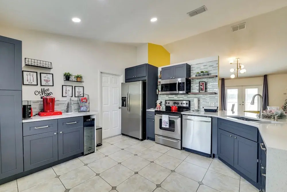 Lakefront Home w/ Poolside Lounge 11 Mi to Disney