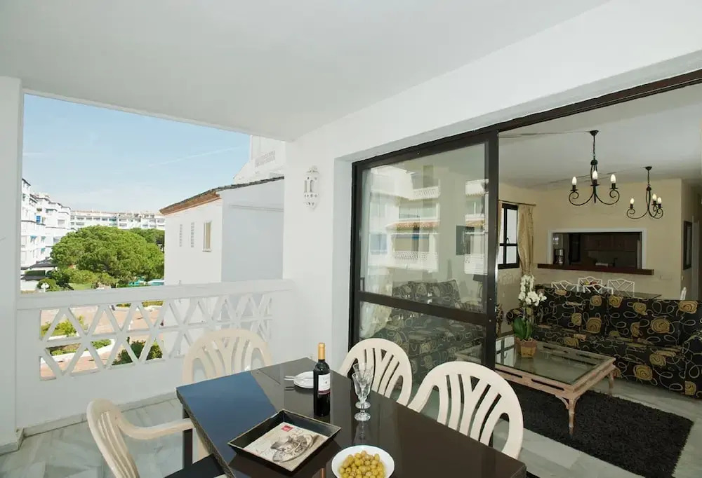 Beachfron Puerto Banus, 2 bed apt Playas Del Duque, Free Wifiparking 3 Pools