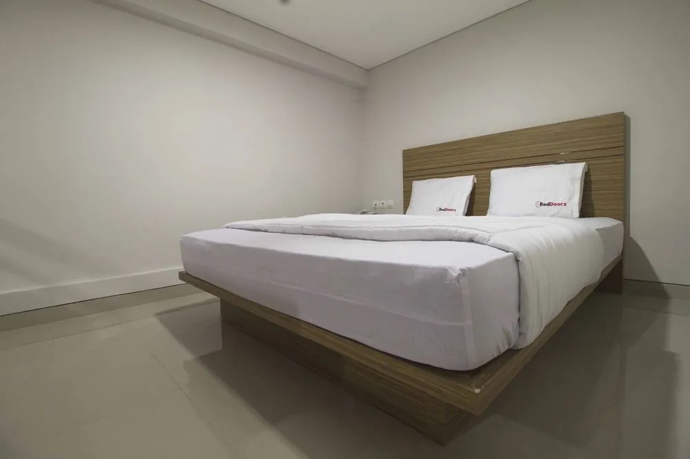 RedDoorz Plus @ Cibogo Bawah 2